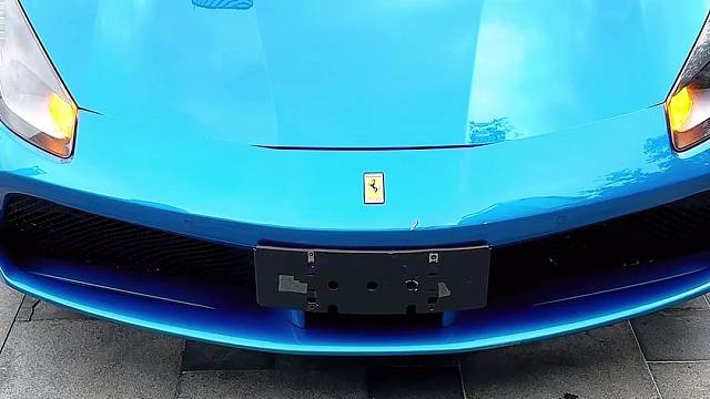 法拉利安装防拆抗屏蔽GPS定位防盗系统，开启屏蔽器自动锁车，换卡、抠卡、干扰锁车报警到手机。