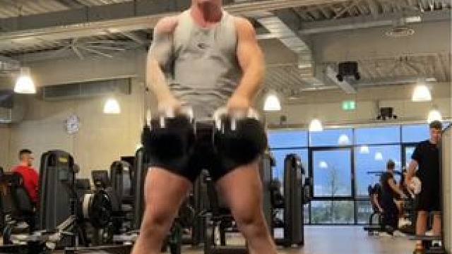 想要改变自己，就从每天坚持100个壶铃摇摆开始#运动健身 #让健身成为一种习惯