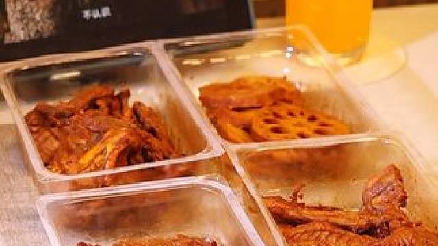 奉劝各位: 深夜千万不要点进来看! #沉浸式吃零食  #吃鸭脖 #追剧小零食