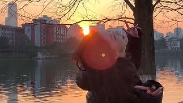 漫山遍野你的脸庞
我叫他月光、太阳、花、树和山
我爱他而不思考他
我通过观看和倾听思考他
我和他时时