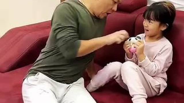 小女孩玩偶被老爸撕碎，结果反而被套路了！#看一遍笑一遍 #这操作都看傻了 #意想不到的结局 #老外真