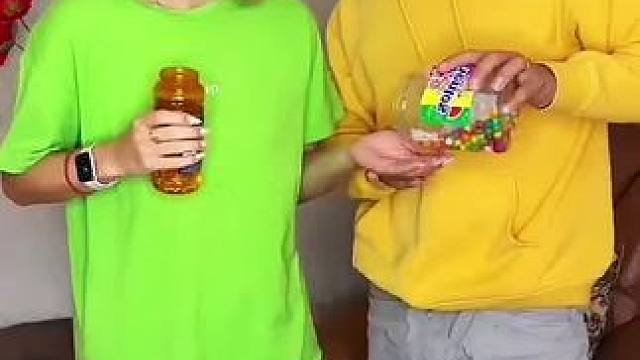 美女吃感冒药被噎住，这急救措施简直太牛了！#看一遍笑一遍 #这操作都看傻了 #意想不到的结局 #万万