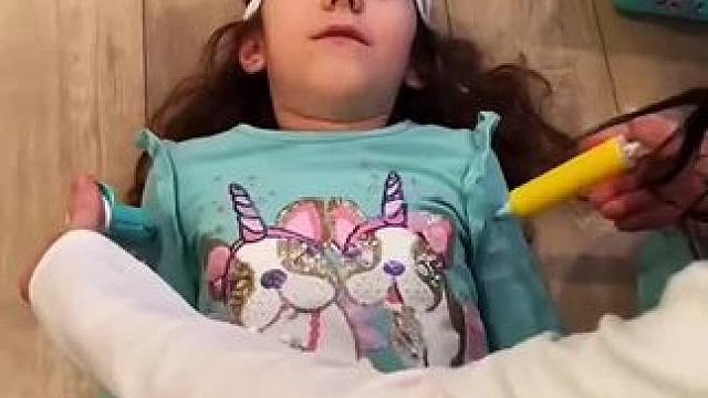 小女孩被花瓶砸晕，医生一招机智营救！#看一遍笑一遍 #这操作都看傻了 #沙雕老外 #意想不到的结局 