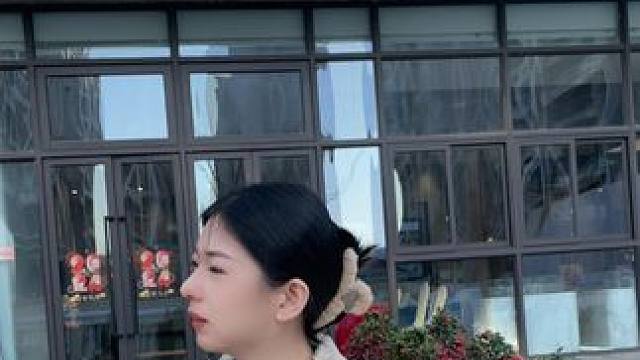 一年四季都盛开的花是什么花？ #上热门 #街头采访 #脑筋急转弯