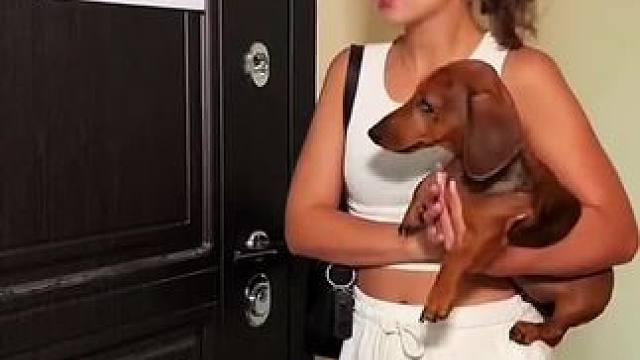 相亲场合狗子禁止入内，美女一招机智化解！#沙雕老外 #老外真会玩 #老外迷惑行为 #相当炸裂 #有趣