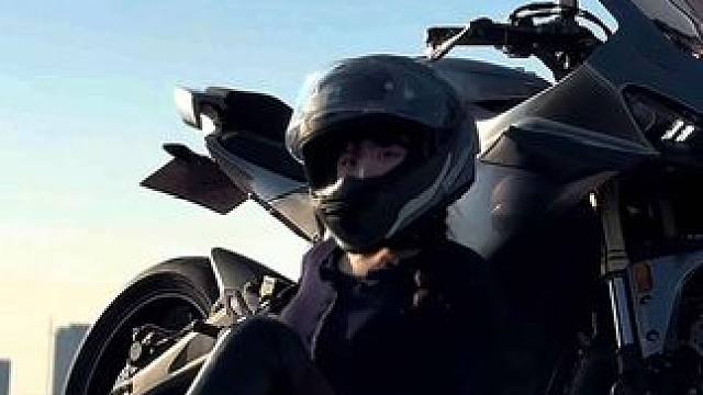 “青春不被定义，玫瑰向阳而生” #凯越450rr #带着影石骑摩托 #把喜欢和热爱照进现实 #机车 