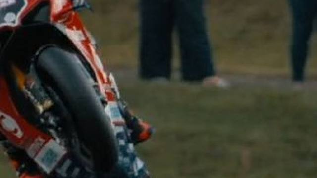 带你下赛道了解一下大神级别直接起飞……#滑胎过弯 #危险动作请勿模仿 #翘头 #摩托车领航计划 #m