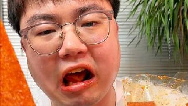 辣条星人看过来，我好久没被辣成这样过了，不信你们试试！ #好吃到停不下来 #零食推荐 #追剧小零食