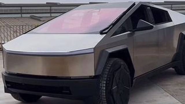 这骚车一天勾引我好几回，沉浸式感受特斯拉赛博越野旅行车灯光秀 #特斯拉cybertruck #皮卡 