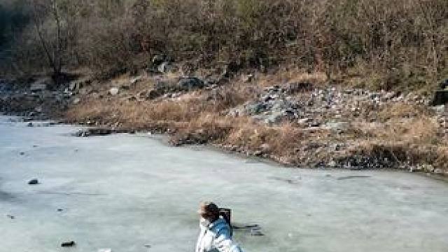 去什么尔滨，西峡山区河里就能呲溜滑！#找找童年的感觉 #呲溜滑 #大山里的风景就是这么美 #滑冰啦