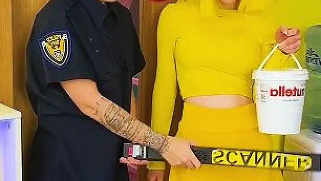 美女提着一桶巧克力酱，这保安能让她过关吗