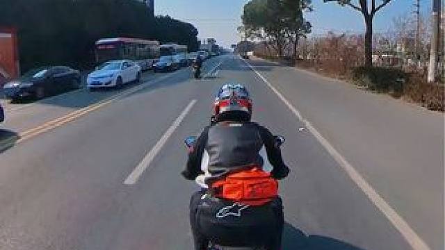 骑摩托的多少都沾点“耳背”，请艾特出你“耳背”的机车朋友。#s1000rr #宝马 #机车 #日常溜