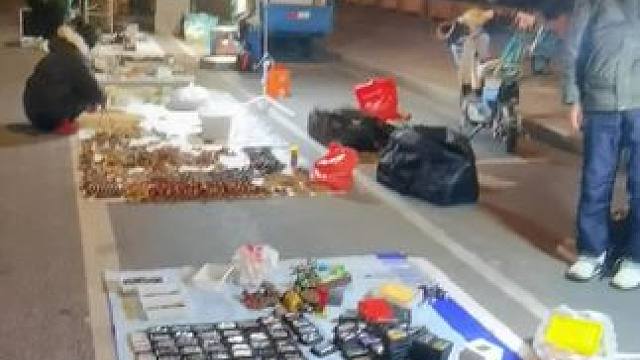 #南京鬼市地摊 #夜市里的烟火气 #在最热闹夜市感受烟火吧 #鬼市小雨生