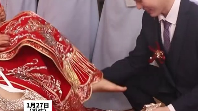 新郎接亲给新娘穿婚鞋神操作