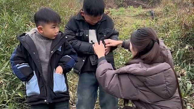 孩子还捂着不让掏[哈哈]