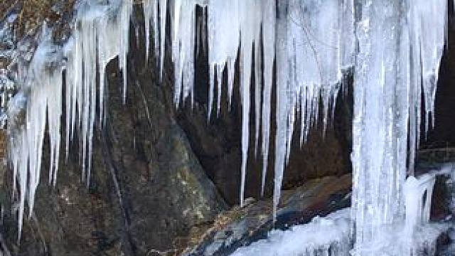 今年冬天确实冷，路旁泉水已成冰。#冬日镜头下的大好河山 #走进冬日山野 #晶莹剔透 #冰挂 #大山里