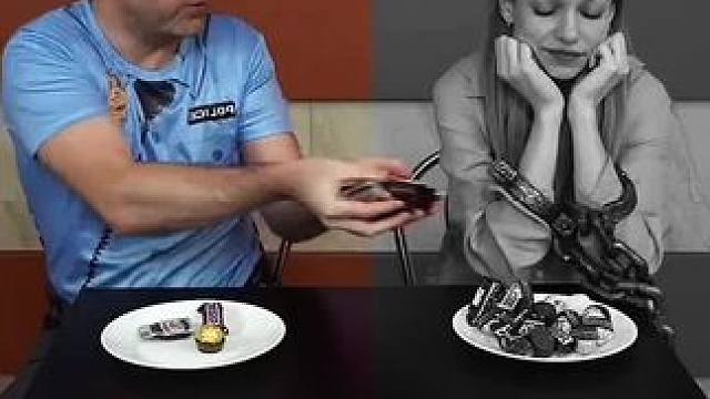 保安和美女分摊零食，结局令人太意外了！#看一遍笑一遍 #老外迷惑行为 #沙雕日常 #有趣的灵魂 #相