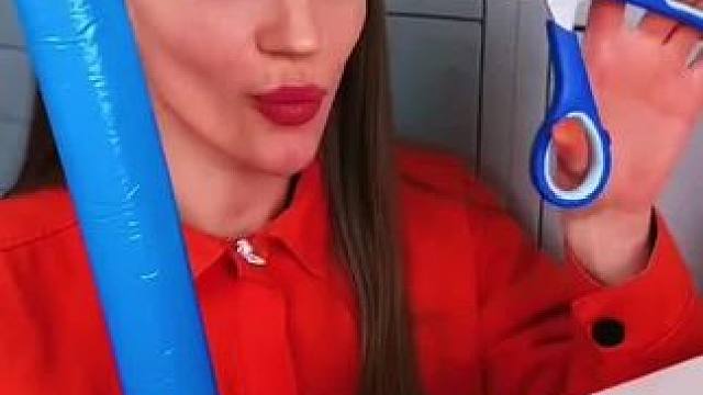 为了偷吃保安的零食，用剪刀把软管剪断！#看一遍笑一遍 #老外真会玩 #这操作都看傻了 #沙雕老外 #