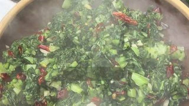 青菜有点微苦很多人不喜欢吃 ，做成冲菜就没有苦味，有种特别的清香，香辣入味特别下饭！#农村美食 #家