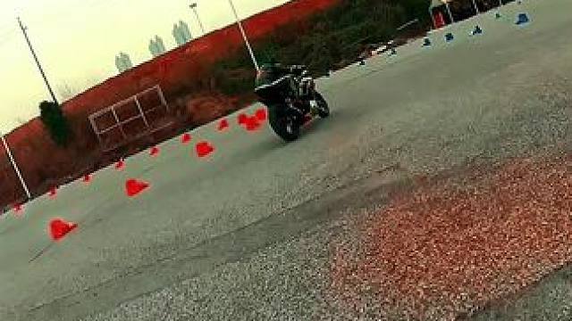 这么小的赛道完全开不起油，手忙脚乱#摩托车 #爱机车爱生活 #机车