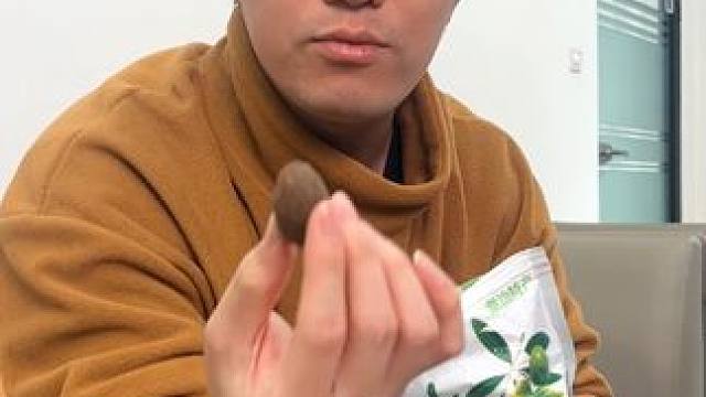 榔子再好吃也没有榄子好吃，粒粒饱满，果肉厚实，一口下去清甜爽脆，吃完还会回甘#甘草橄榄#零食推荐#零