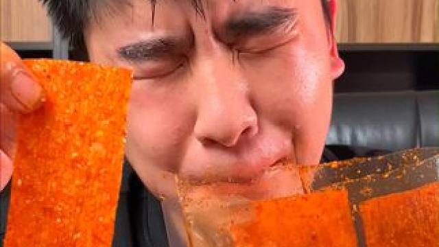 能吃辣的宝子一定要试试这个巨巨巨辣的魔鬼辣条！吃了几口就辣的满头是汗，越吃越上瘾！#好吃到停不下来 