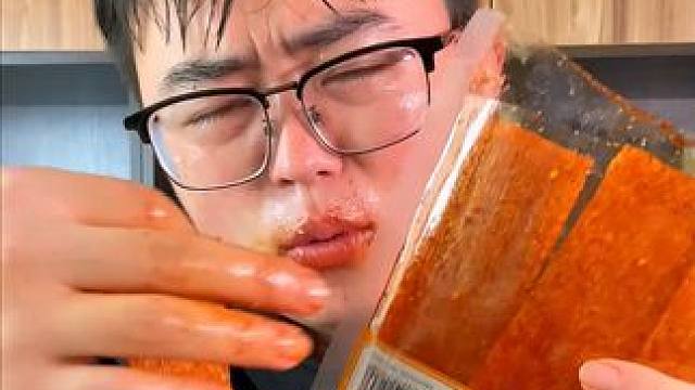 能吃辣的宝子一定要试试这个巨巨巨辣的魔鬼辣条！吃了几口就辣的满头是汗，越吃越上瘾！#好吃到停不下来 