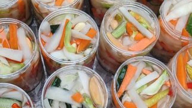 第四批泡菜出炉啦，好吃的混合泡菜有凉薯，胡萝卜，黄瓜，白萝卜，自家红薯，儿菜，大蒜，莴笋等，这个冬天