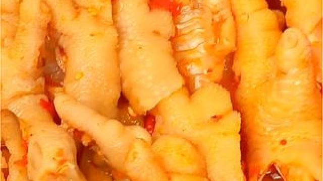 今年年夜饭的餐桌上别忘了来一盘无骨鸡爪，简单好吃寓意又好，全家抢着吃。#无骨鸡爪 #网红酸辣鸡爪 #