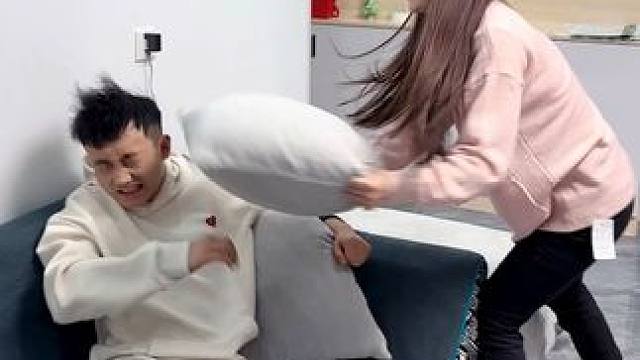 挑战蒙眼让男友描述我的穿搭，真是越听越离谱！ #情侣搞笑日常 #情侣搞笑