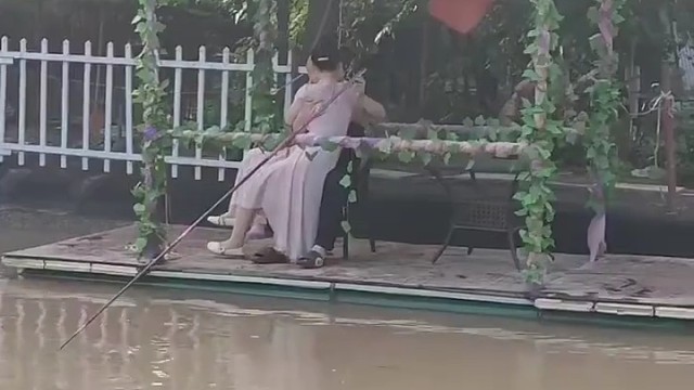 大哥！赶紧看杆儿，杆跑了