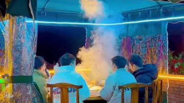 乡月柴火鸡(赤水店)庭院式餐厅，环境优美。现推出 248团4-5 人餐，298 团6-8 人餐，配菜