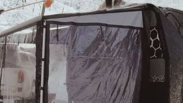 这才是真资格极品夫妻，在越野车轮上锁链条，到暴雪森林极限露营 #雪地越野 #帐篷部落 #雪地帐篷极限