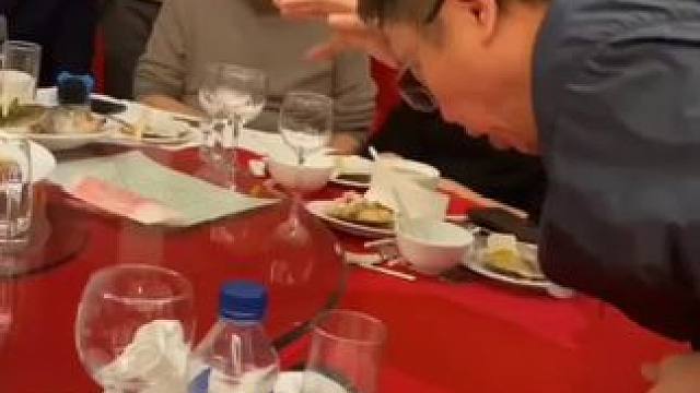 #魔术教学 #给大家变个魔术 #教你一招 #饭桌 #绝活必须展示一下