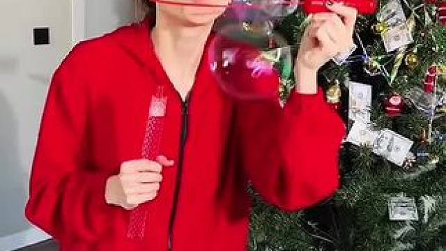 吹泡泡吹出特异功能，美女真的是太厉害了！#看一遍笑一遍 #老外真会玩 #万万没想到 #意想不到的结局