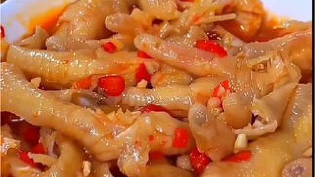 今年年夜饭的餐桌上别忘了来一盘无骨鸡爪，简单好吃寓意又好，全家抢着吃。#无骨鸡爪 #网红酸辣鸡爪 #