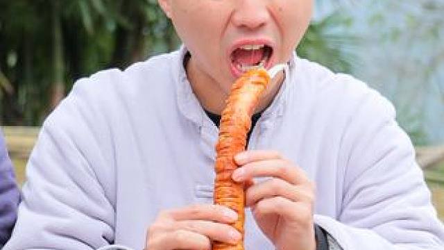 松松好像有点重色轻友了，一心只想着给干妹妹做肥肠包大葱，你们觉得是不是？#我的乡村生活 #农村美食