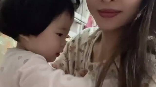 看给孩子饿的，你就喂一下能咋地