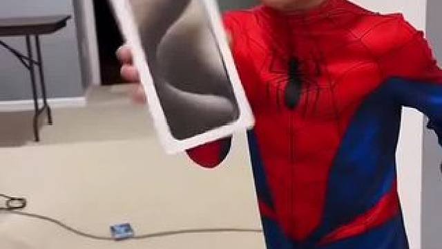 小男孩拿手机刚要逃跑，老爸立刻用超能力定住！#看一遍笑一遍 #意想不到的结局 #这操作都看傻了 #老