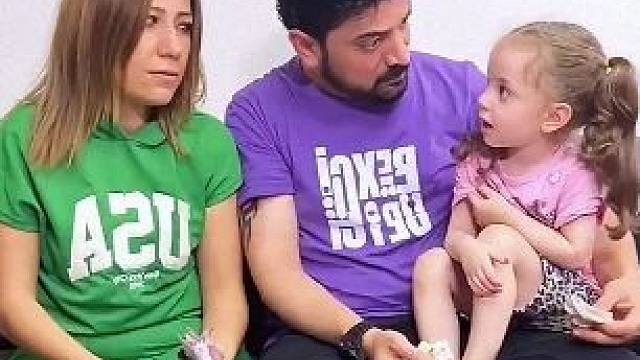 小女孩的袜子里藏了什么，她的父母看起来有点生气 #外国人反应