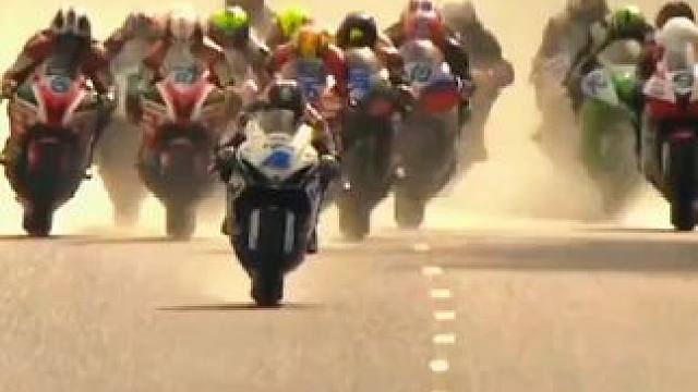 曼岛tt比赛到底有多疯狂#摩托车比赛 #曼岛tt #滑胎过弯  #贴地飞行 #专业动作请勿模仿