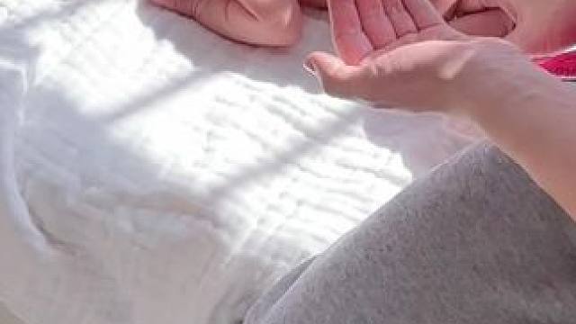 看他这么舒服，突然想送他去上班 #人类幼崽 #记录真实生活 #宝宝抚触