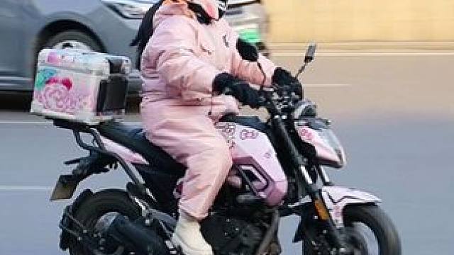 西安将迎来再次的持续降温，大家记得做好防寒保暖，也多照顾自己的爱车，不然可能会亏电哦#西安机车街拍 