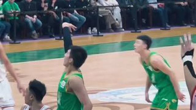 率舟上场就命中三分！全场沸腾！#赵率舟#辽宁男篮