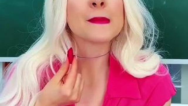 为了逃避保安的检查，把口红穿起来当项链用！#看一遍笑一遍 #老外真会玩 #这操作都看傻了 #沙雕老外