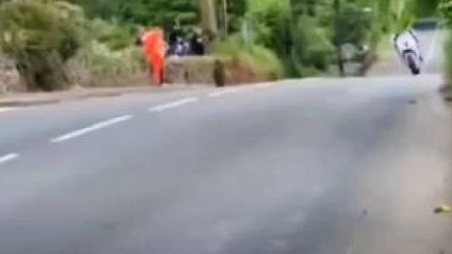 #曼岛tt #摩托车比赛 #压弯 #滑胎过弯 #专业动作请勿模仿