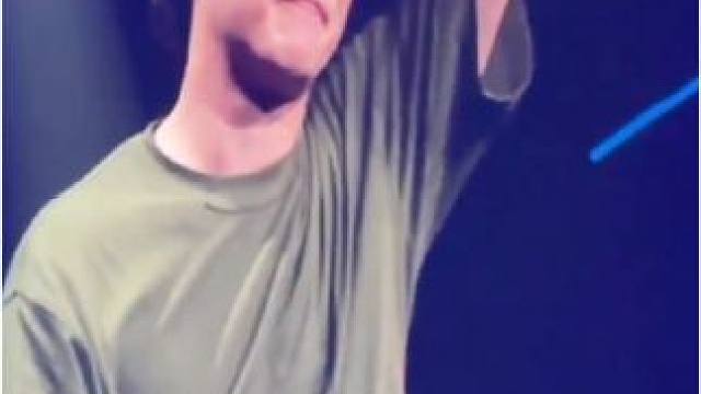 难离难舍想抱紧些   #陈奕迅