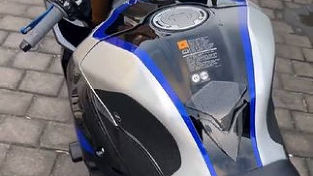 #雅马哈r1 。孤独的骑士。