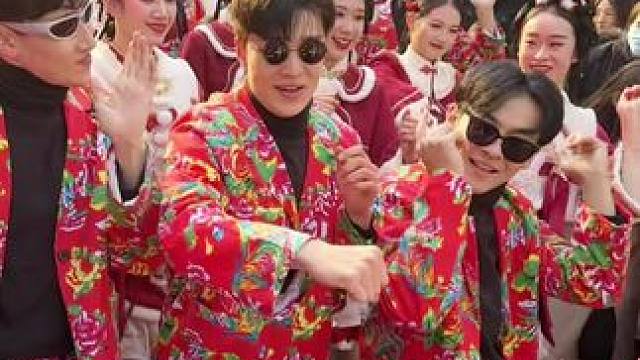 来宋城蹦迪啦！现在双人门票一票畅玩 历史低价！#宋城千古情 #杭州宋城 #人山人海太热闹了 #我在千