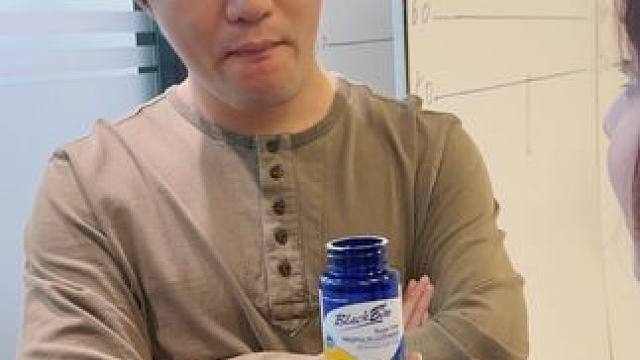 我包里常备的新西兰润喉糖，选用进口蜂胶和桉树油制作，味道清清甜甜，吃完很凉爽#润喉糖#零食推荐#男生